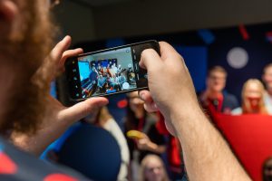 Mobilkamera som filmar en grupp unga