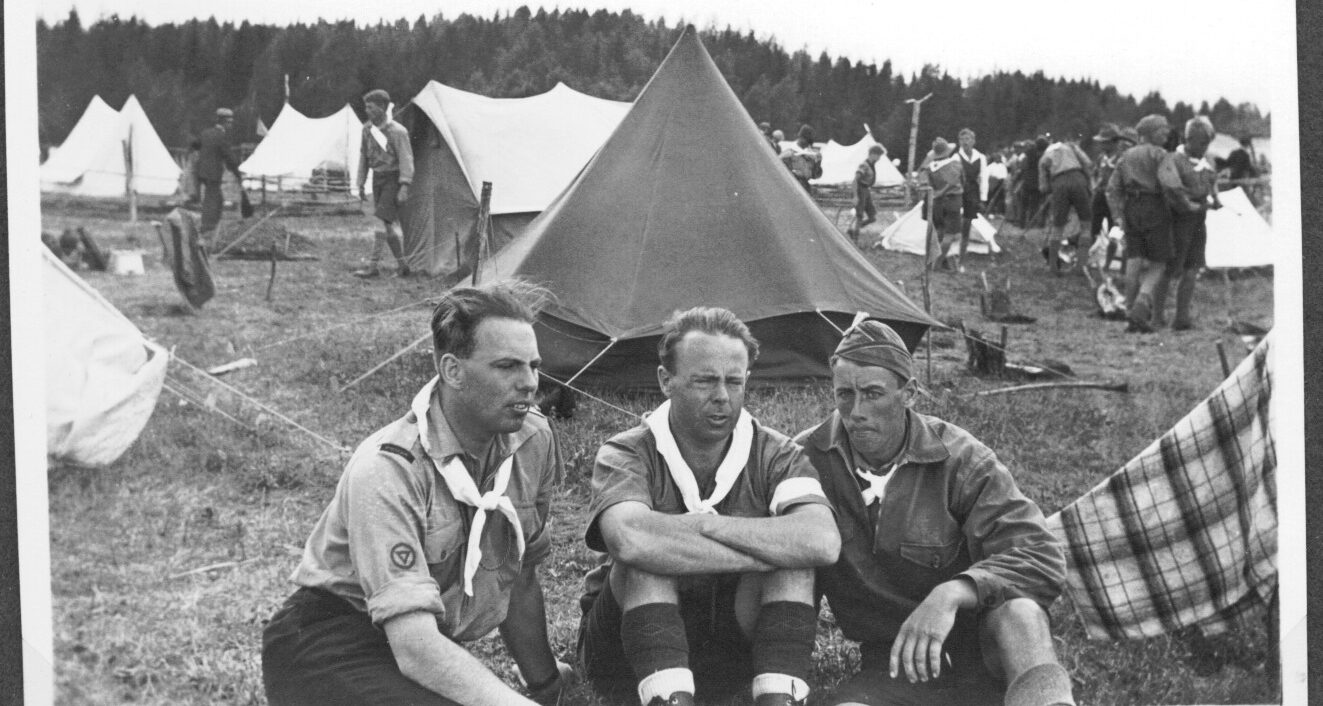 Tre unga scouter på scoutläger under 1900-latet