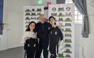 Egla och Sonila får ta emot en souvenir var från Ove Eriksson, ordförande i Kista SC KFUM.