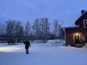 Föreningens kassör Eva står och vinkar utanför föreningens hus när vi ska ge oss av.