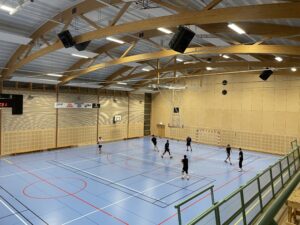 Det är full fart i Campushallen på onsdagkvällen när vi tittar in på en träning. 