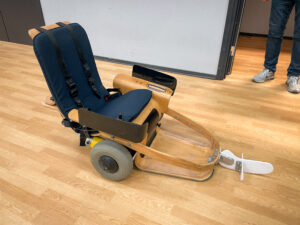 En av stolarna som möjliggör för personer som använder rullstol att vara med och spela. 