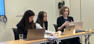 Ukrainska representanter Victoria, Marta och Maryna