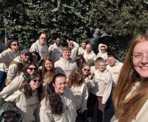 Gruppbild med unga Roots for peace