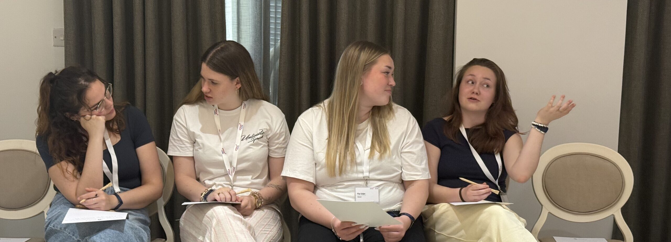 Unga tjejer samtalar i en workshop