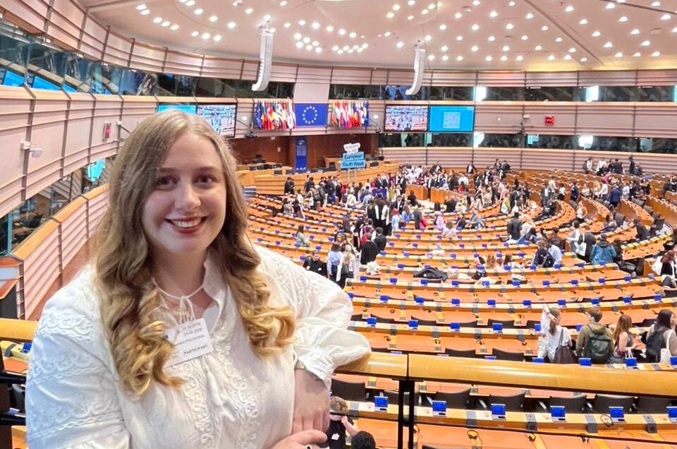 Ung Sasha med EU-parlamentet i bakgrunden