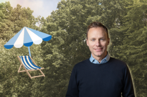En bild som föreställer Alexander framför en grönskande skog em en inklippt bild av ett tecknat parasol och solstol.