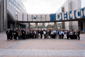 En bild på samtliga deltagare från konferensen, uppradade utanför Europaparlamentet i Bryssel. 