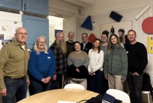 En gruppbild på samtliga representanter från distrikten. Alla uppradade och kollar leende in i kameran.